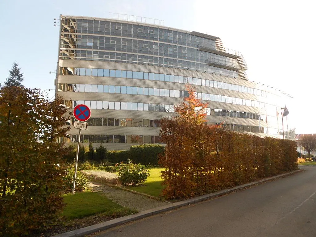 Pronájem kanceláře 300 m²